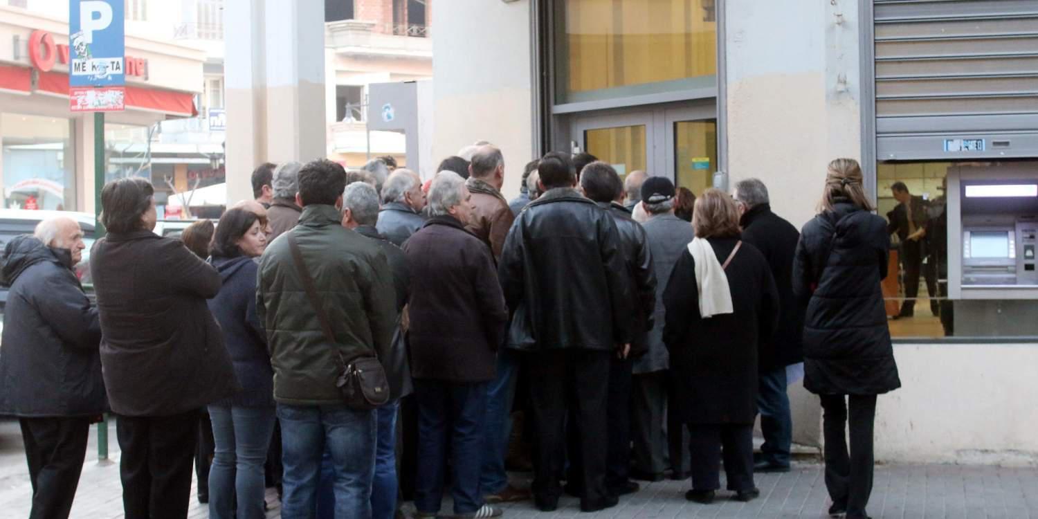 Ουρές έξω από τις τράπεζες για το ΕΚΑΣ και τον «μποναμά» Τσίπρα