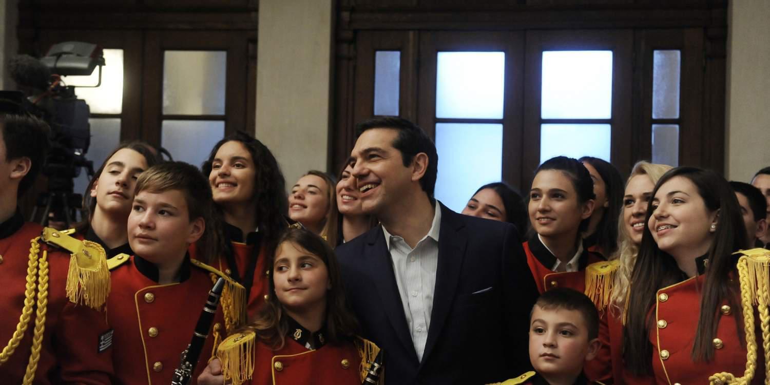 Χιουμοράκι Τσίπρα: Του είπαν το Jingle Bells και αντέδρασε λέγοντας πως είναι του… ευρώ! [βίντεο]