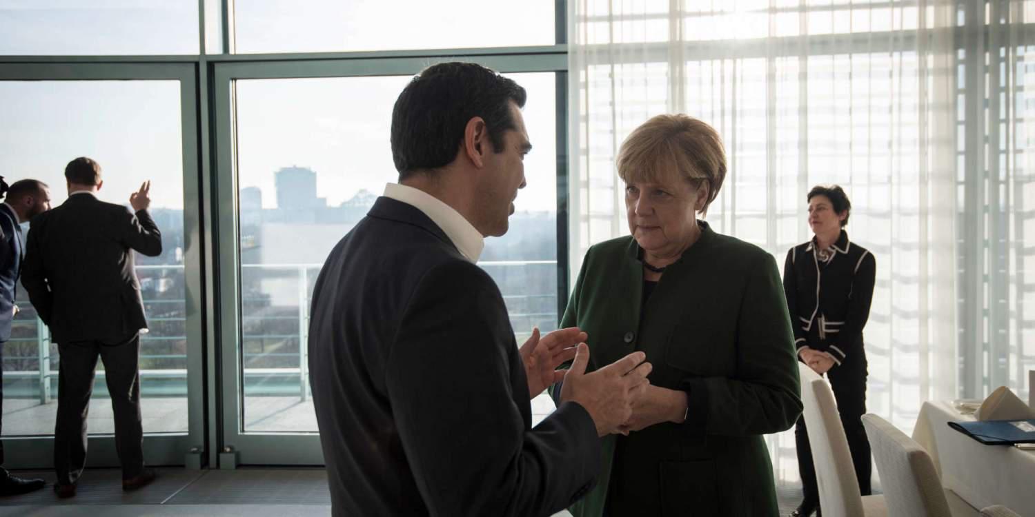 Handelsblatt: Έτοιμη για ελάφρυνση του ελληνικού χρέους η Μέρκελ υπό όρους