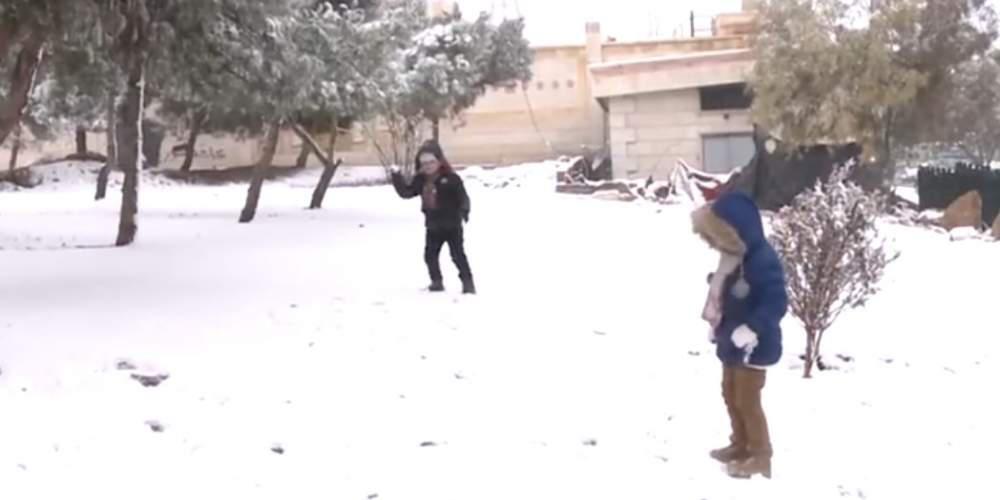 Παιδιά στο κατεστραμμένο Χαλέπι παίζουν χιονοπόλεμο [βίντεο]