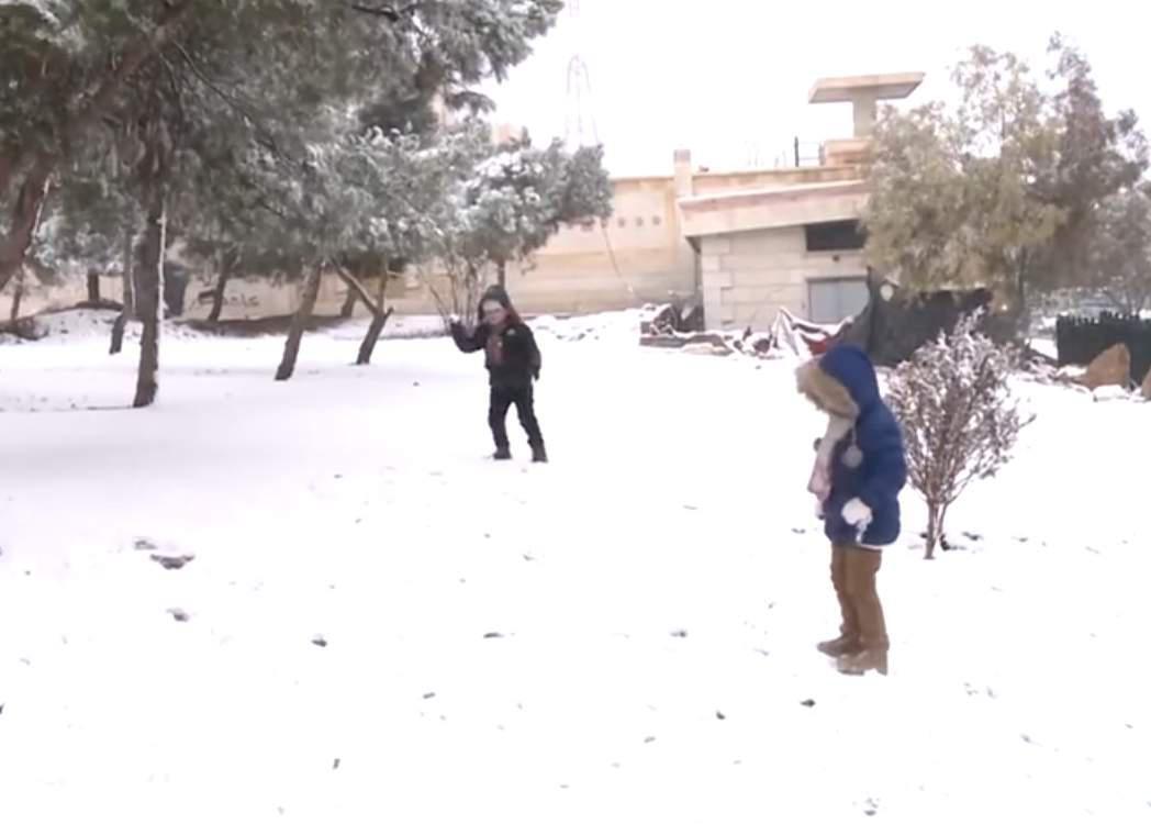 Παιδιά στο κατεστραμμένο Χαλέπι παίζουν χιονοπόλεμο [βίντεο]