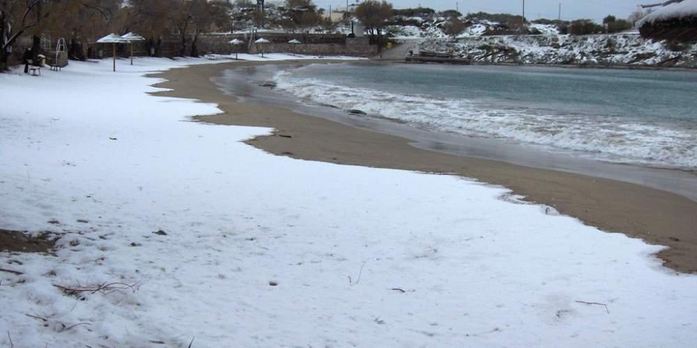 Σπάνιο θέαμα στην Κρήτη: Μέχρι και η… θάλασσα «ντύθηκε στα λευκά»! [εικόνες]