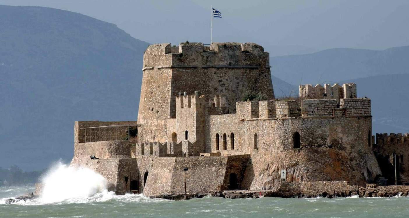 Ναύπλιο: Κινητοποίηση για σκάφος που μετέφερε 17 επιβάτες από το Μπούρτζι