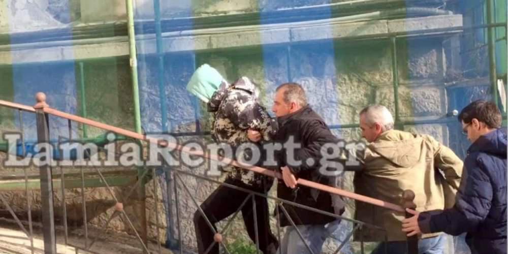 Από την πίσω πόρτα μεταφέρθηκε στα δικαστήρια ο δολοφόνος της παιδοψυχιάτρου [εικόνες & βίντεο]