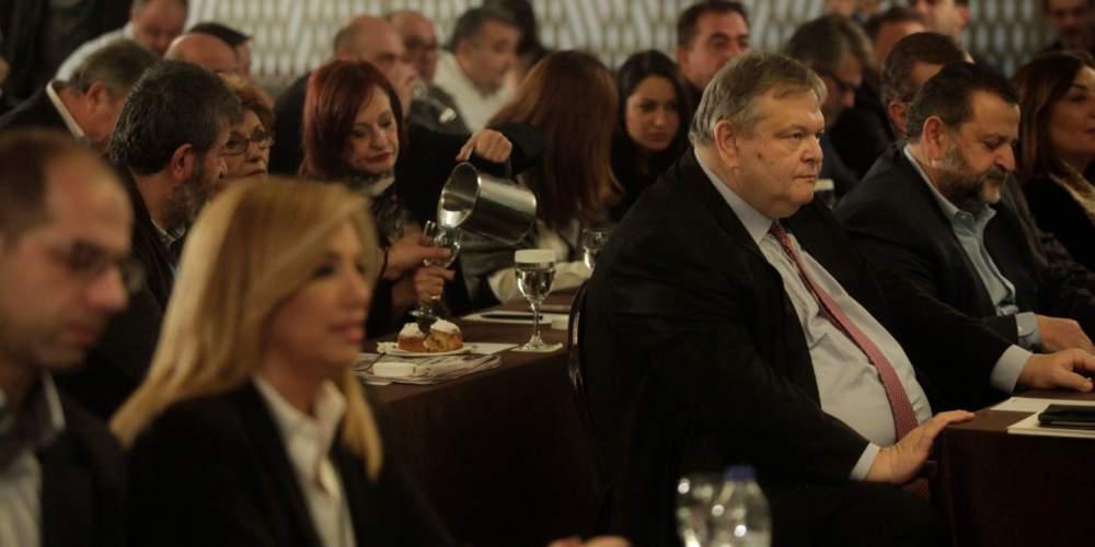 Τριγμοί στο ΠΑΣΟΚ από την επιστροφή Παπανδρέου