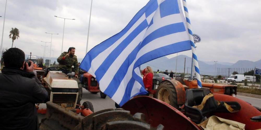 Στους δρόμους οι αγρότες στήνοντας νέα μπλόκα με τα τρακτέρ