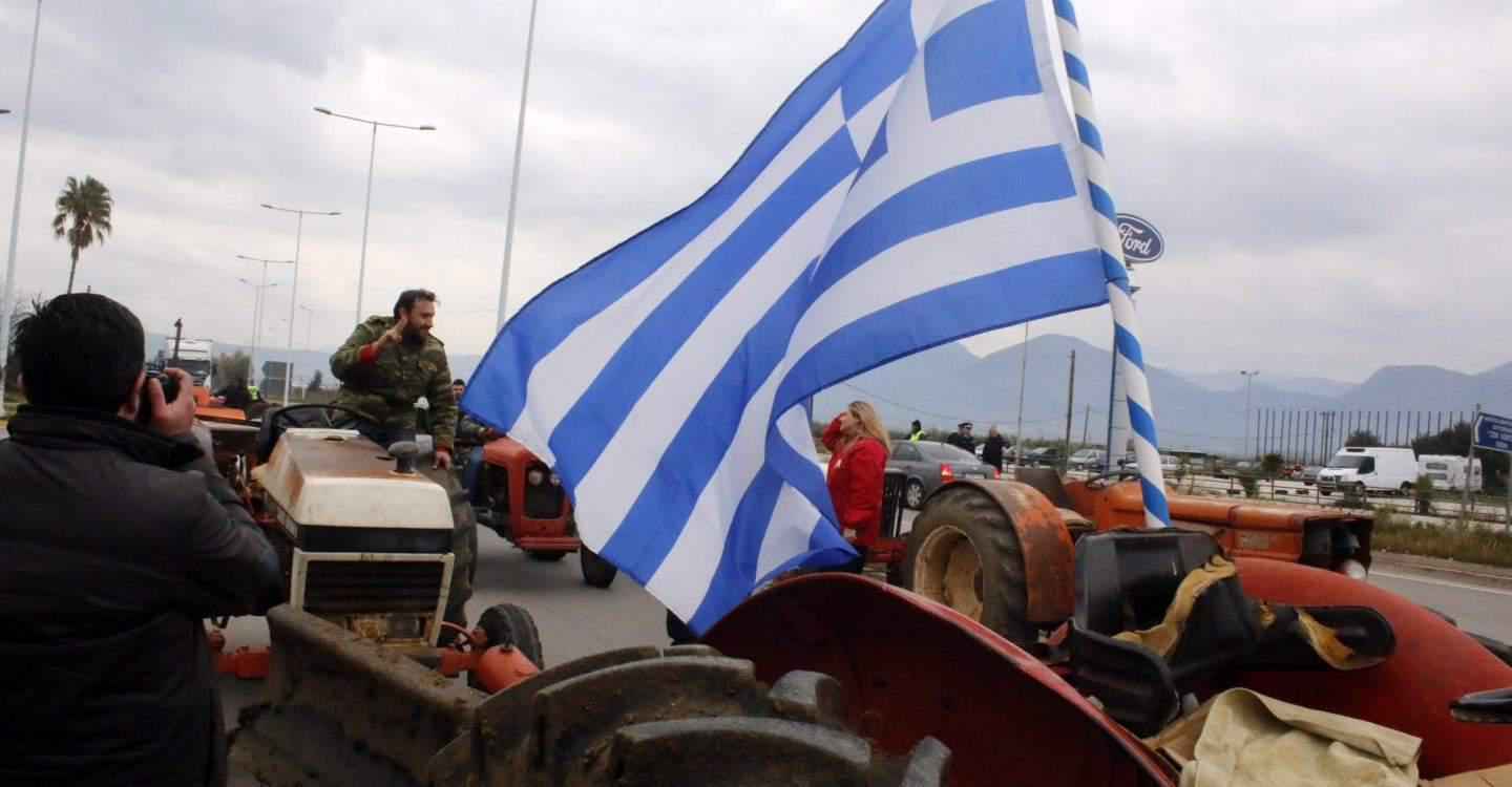 Στους δρόμους οι αγρότες στήνοντας νέα μπλόκα με τα τρακτέρ