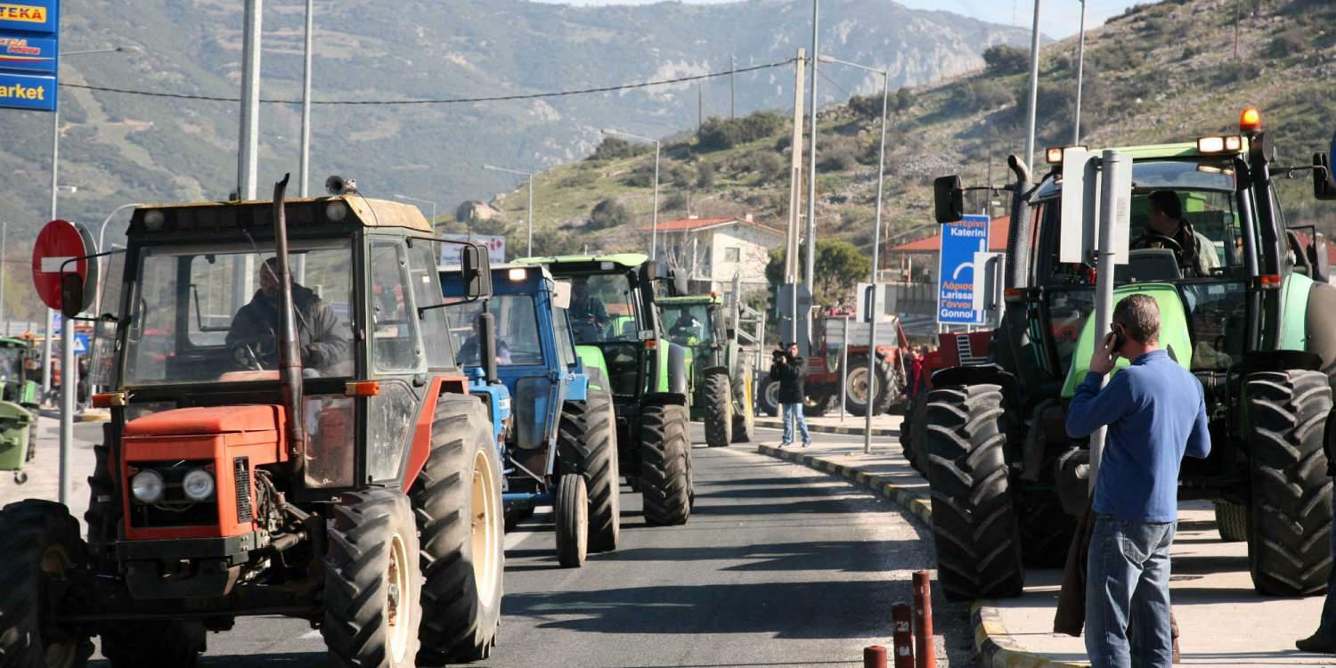 «Ζεσταίνουν» τα τρακτέρ οι αγρότες στη Λάρισα