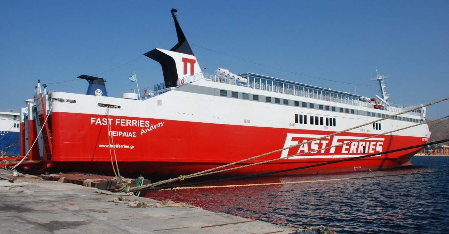 Στο λιμάνι της Τήνου προσέκρουσε το Fast Ferries Άνδρος