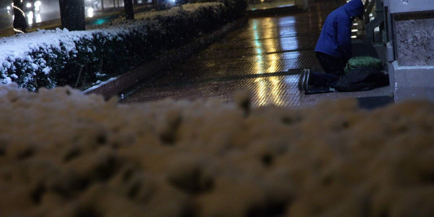 Έκλεισαν κέντρο φιλοξενίας στην Αθήνα αφήνοντας άστεγο να κοιμηθεί στο χιόνι [βίντεο]