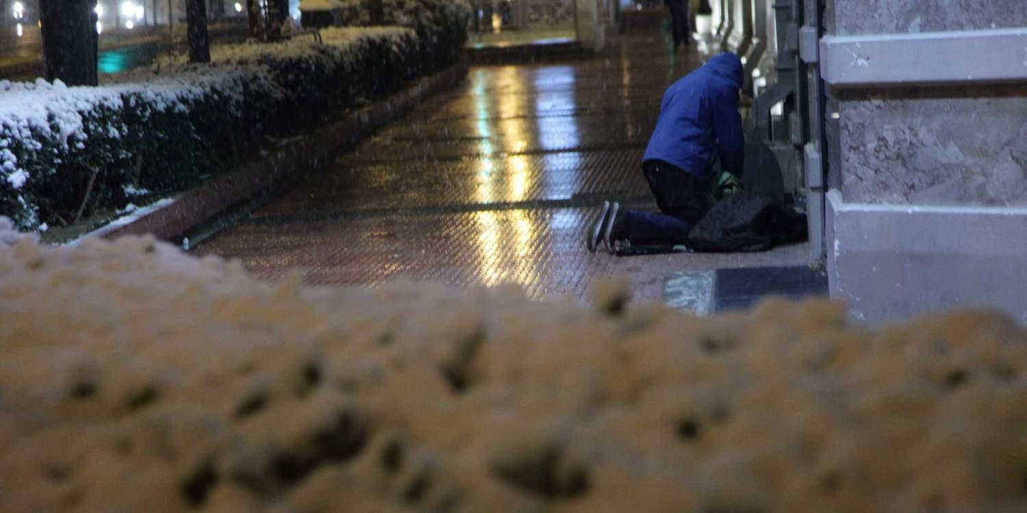 ΕΔΕ του Δήμου Αθηναίων για τον υπάλληλο που άφησε άστεγο να κοιμηθεί στο χιόνι [βίντεο]