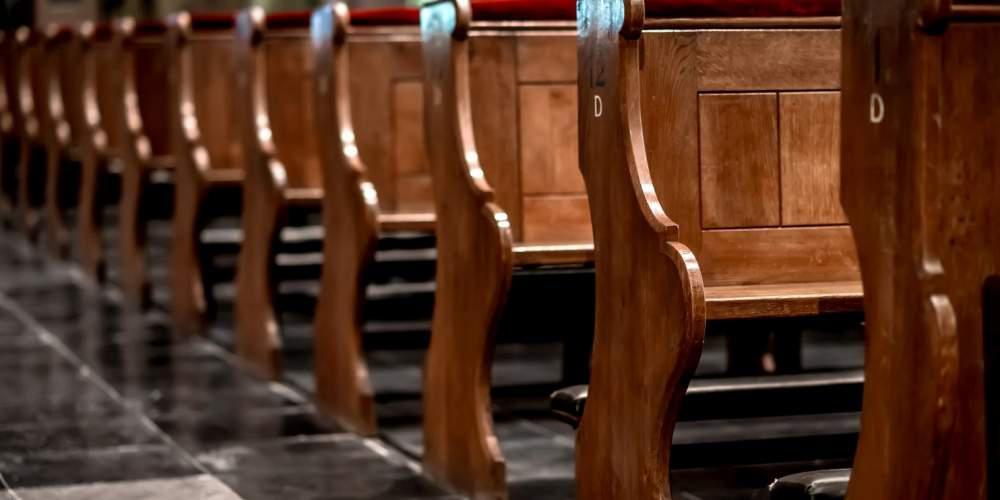 Ιερέας κατηγορείται ότι οργάνωνε όργια και εξέδιδε τις 15 ερωμένες του