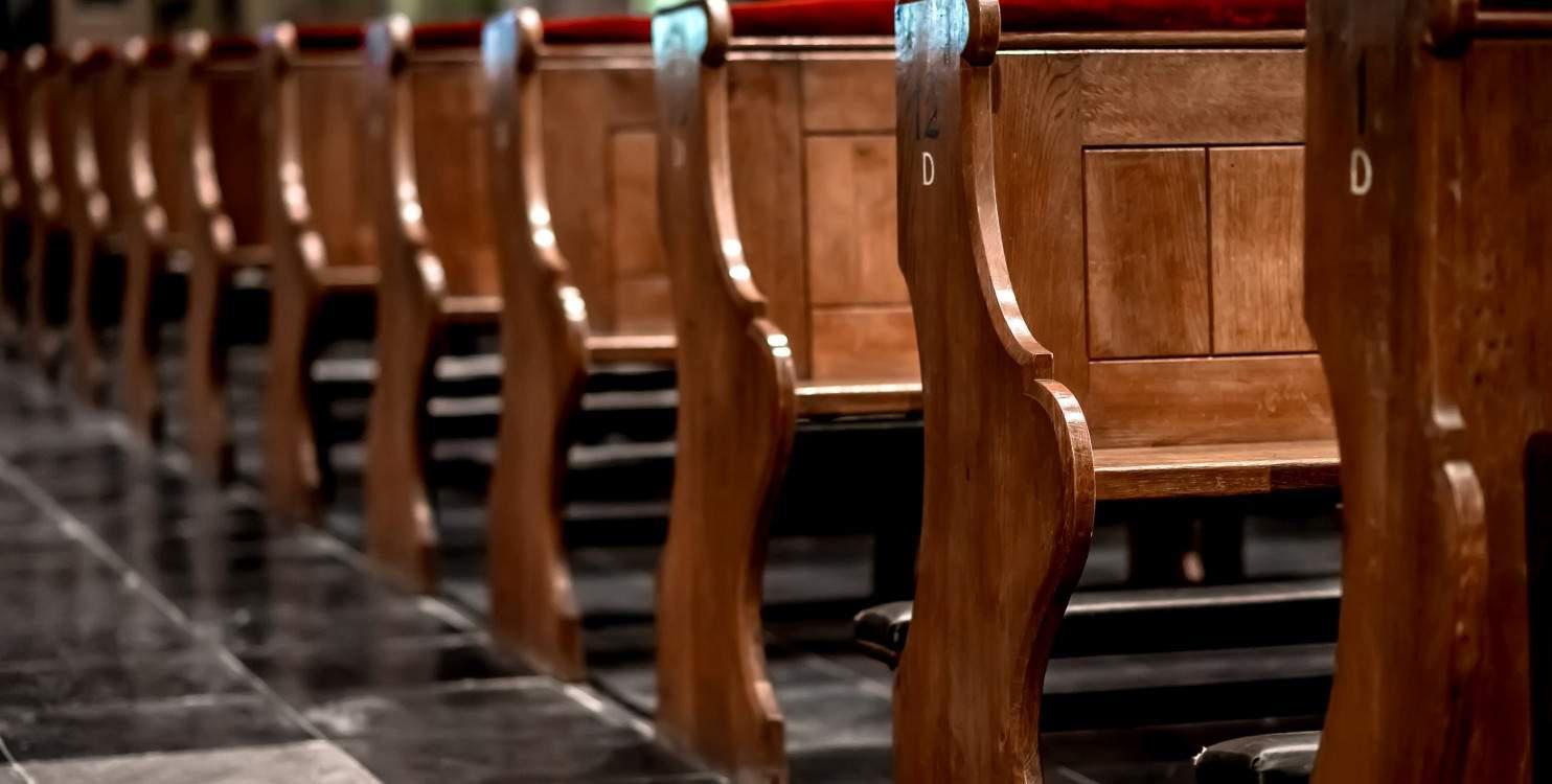 Ιερέας κατηγορείται ότι οργάνωνε όργια και εξέδιδε τις 15 ερωμένες του
