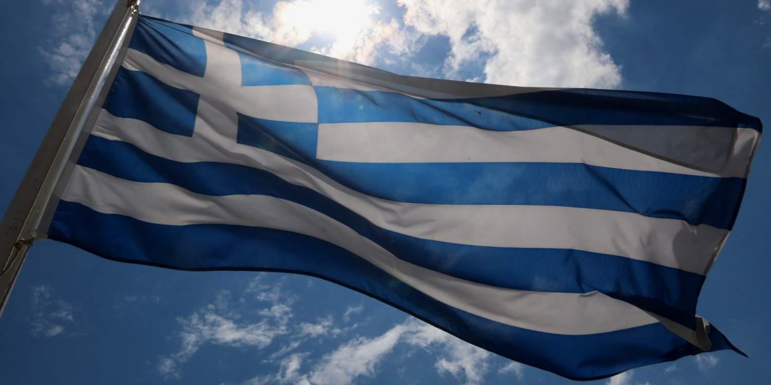 Απίστευτη καταγγελία στη Θράκη: Έσκισαν την ελληνική σημαία και επιτέθηκαν στη γυναίκα που την ανέβα