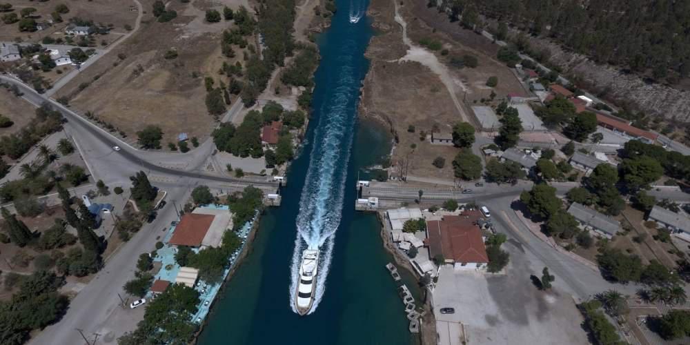 Ισθμός της Κορίνθου: Τα εντυπωσιακά πλάνα από την επαναλειτουργία του – Δεκάδες πλεούμενα διασχίζουν τη διώρυγα