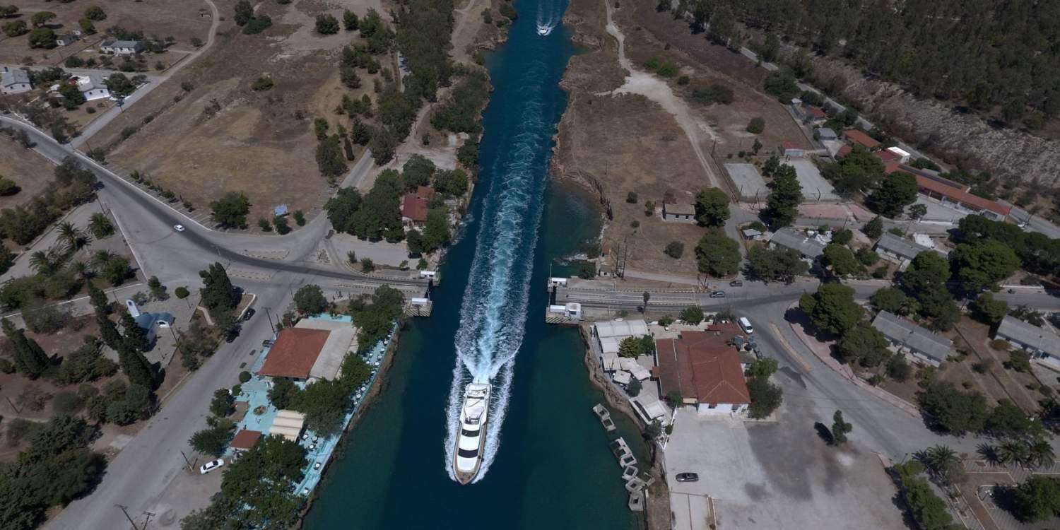Ισθμός της Κορίνθου: Τα εντυπωσιακά πλάνα από την επαναλειτουργία του – Δεκάδες πλεούμενα διασ