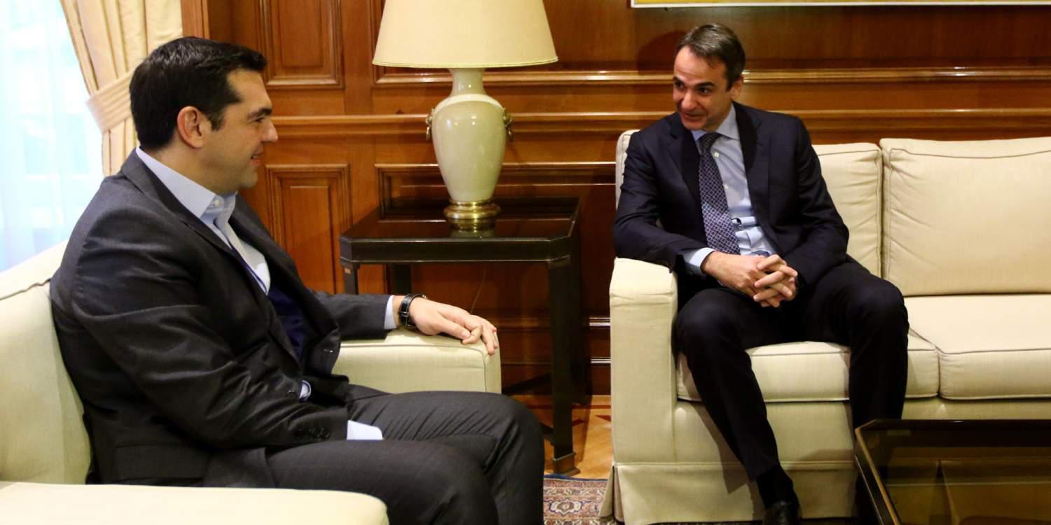 «Πόλεμος» ανακοινώσεων κυβέρνησης – Νέας Δημοκρατίας για την συνέντευξη Μητσοτάκη στο Bloomberg