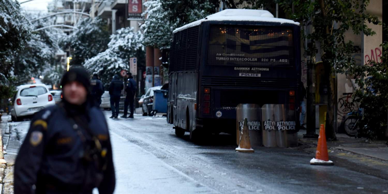 Τρομοκρατική επίθεση με τραυματία αστυνομικό των ΜΑΤ στα γραφεία του ΠΑΣΟΚ