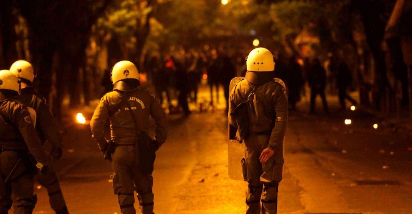 Επίθεση σε διμοιρία των ΜΑΤ στην Χαριλάου Τρικούπη