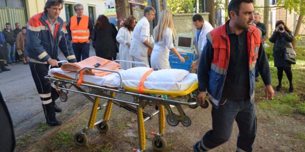 Απίστευτο: Μετέφεραν ασθενή πάνω σε παντζούρι στη Ρόδο [εικόνα]