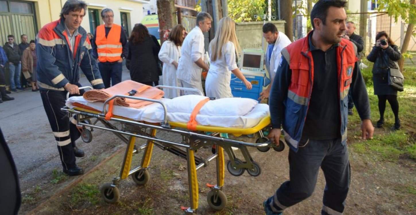Απίστευτο: Μετέφεραν ασθενή πάνω σε παντζούρι στη Ρόδο [εικόνα]