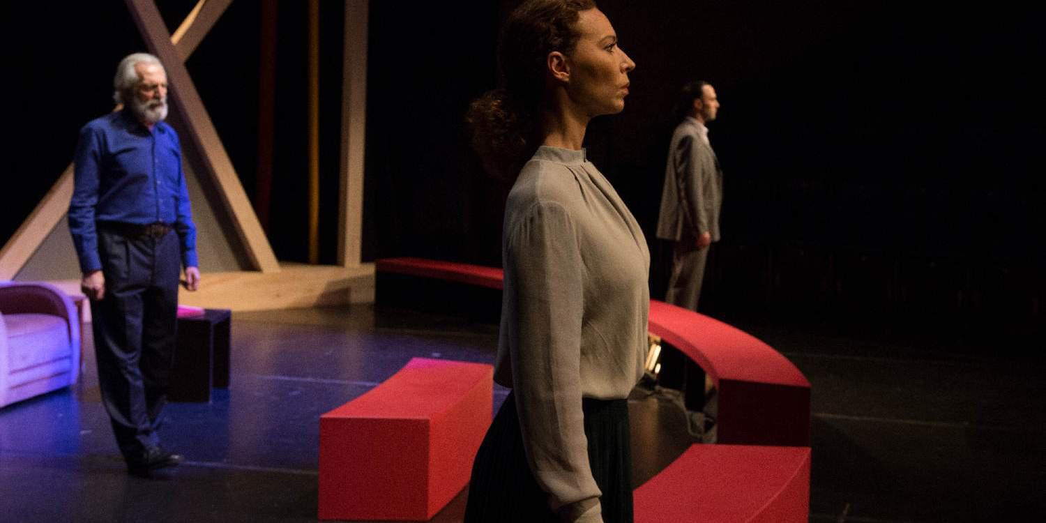 Φώναξαν «όξω» στον Τσίπρα σε θεατρική παράσταση για τον Ζαχαριάδη!