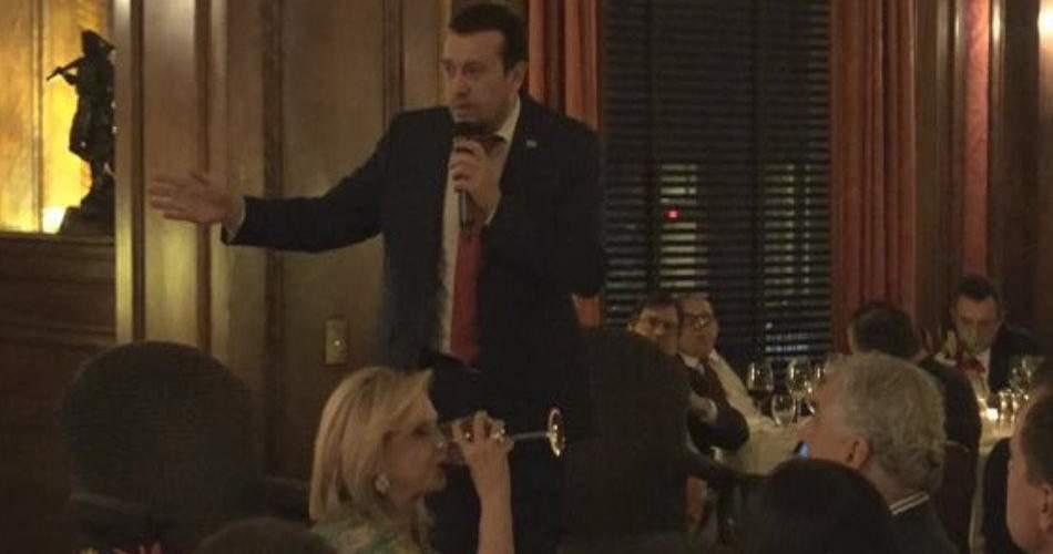 Δείτε τον Νίκο Παππά να φορά για πρώτη φορά γραβάτα [εικόνες]