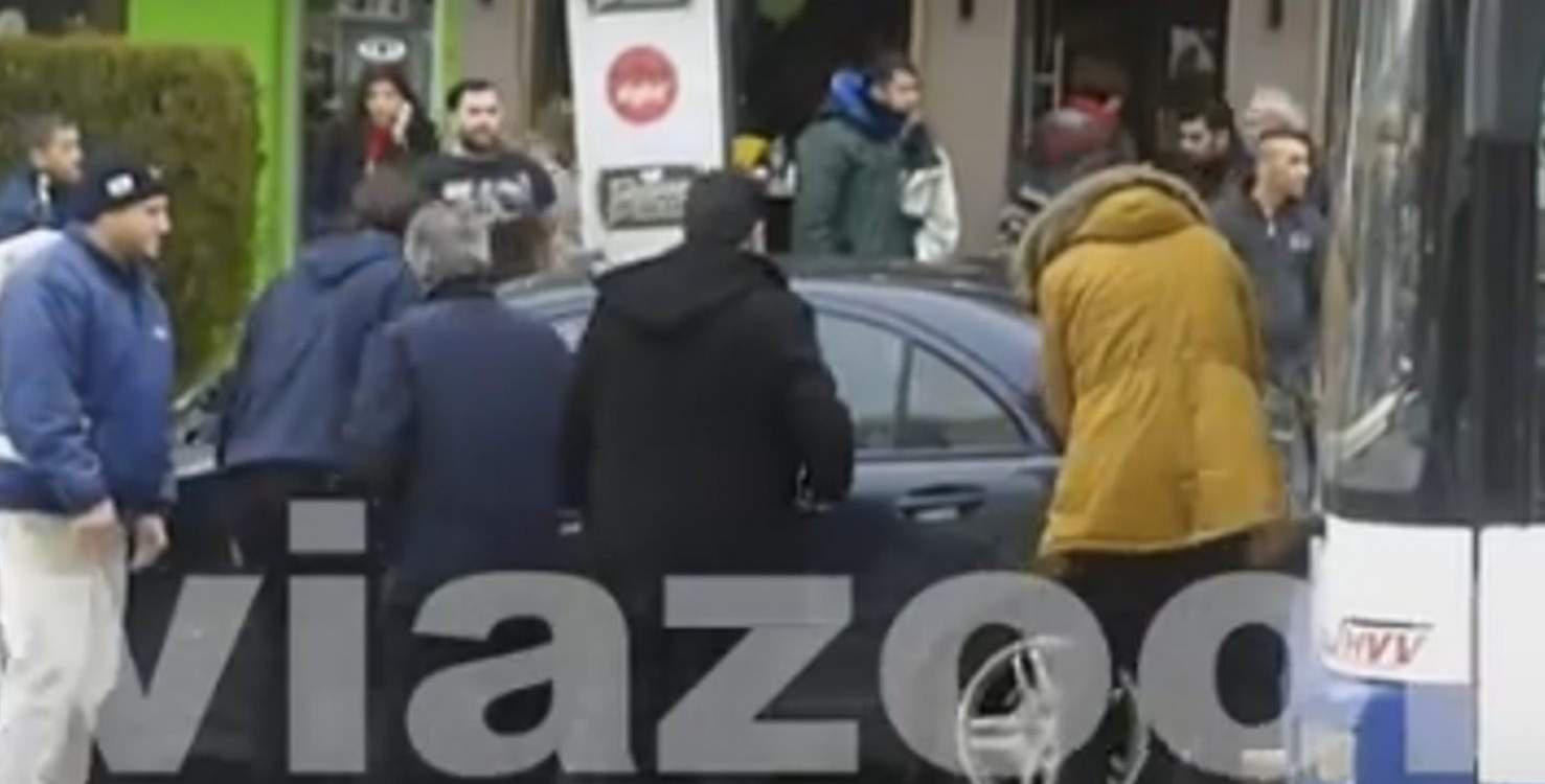 Απίστευτες σκηνές στη Χαλκίδα: Πολίτες σήκωσαν με τα χέρια παράνομα παρκαρισμένο αυτοκίνητο [βίντεο]