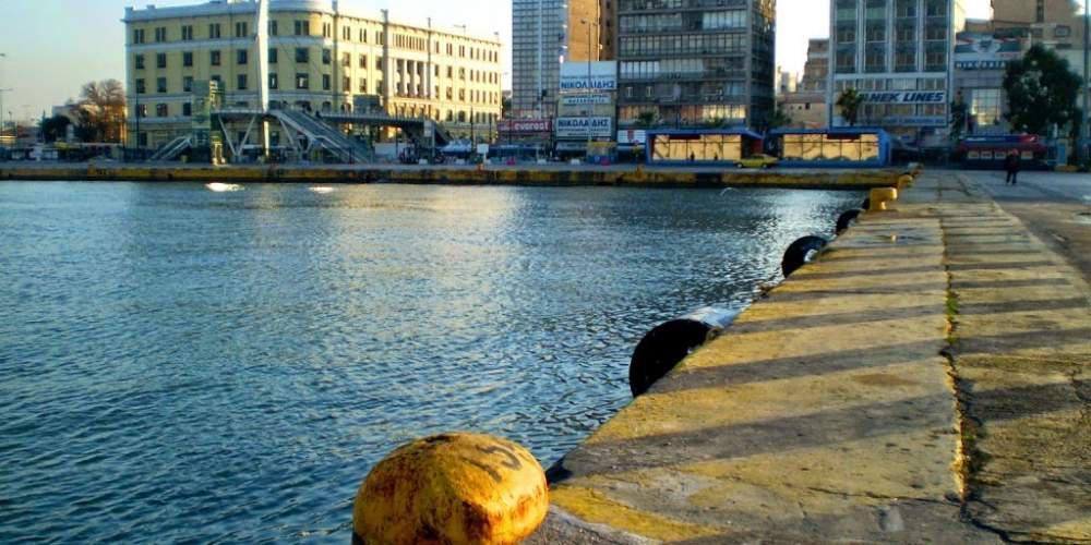 Παραλίγο τραγωδία: Ανδρας έπεσε στο λιμάνι του Πειραιά