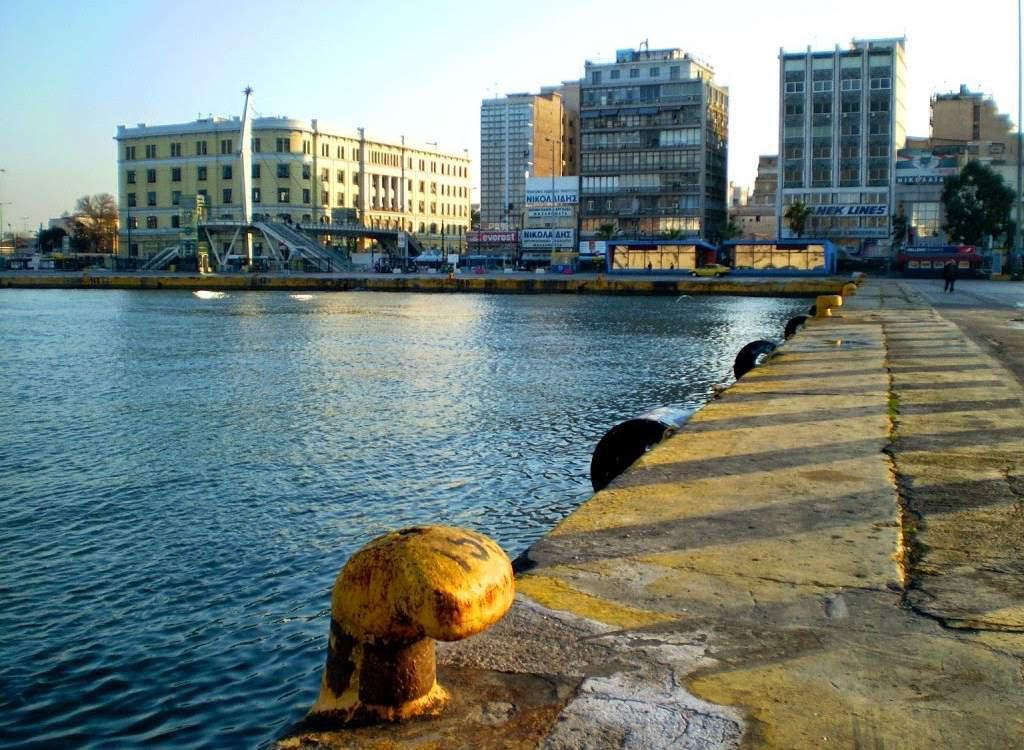 Παραλίγο τραγωδία: Ανδρας έπεσε στο λιμάνι του Πειραιά