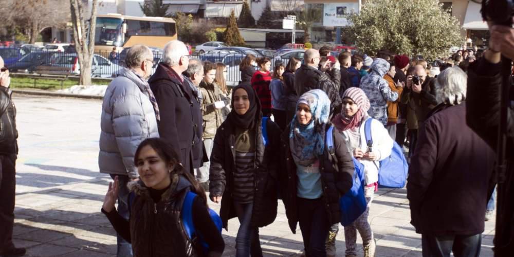 Με χειροκροτήματα και μουσική υποδέχτηκαν τα προσφυγόπουλα σε σχολείο της Λάρισας [εικόνες & βίντεο]