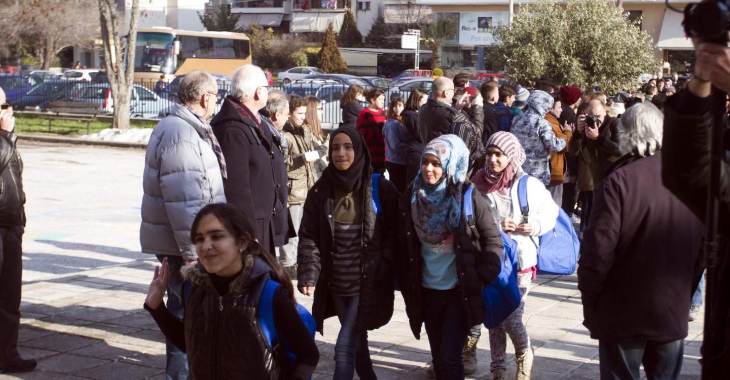 Με χειροκροτήματα και μουσική υποδέχτηκαν τα προσφυγόπουλα σε σχολείο της Λάρισας [εικόνες & βί