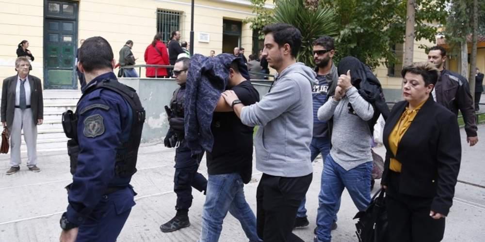 Πέντε συλλήψεις μετά από εφόδους της ΕΛΑΣ σε σπίτια για το κύκλωμα των Ρομά