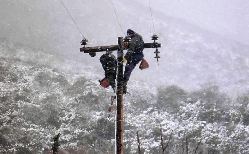 Δημοτικός σύμβουλος έδειρε τεχνικό της ΔΕΗ που πήγε να επιδιορθώσει βλάβη μέσα στον χιονιά στην Κρήτη