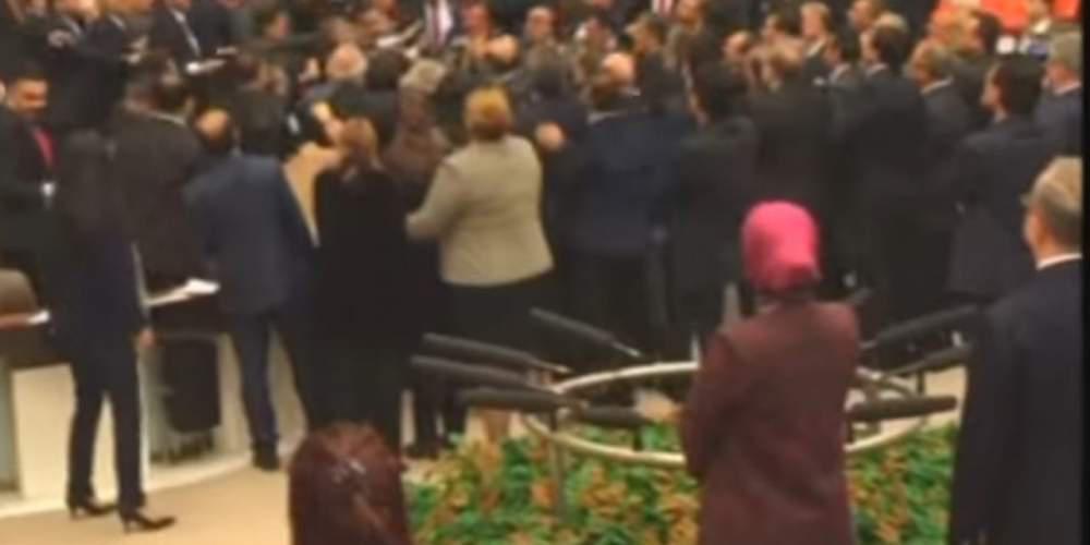 Τούρκοι βουλευτές πιάστηκαν στα χέρια για τη συνταγματική αναθεώρηση [βίντεο]