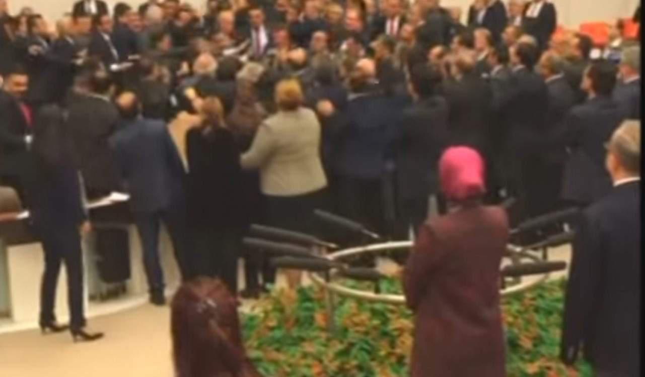 Τούρκοι βουλευτές πιάστηκαν στα χέρια για τη συνταγματική αναθεώρηση [βίντεο]