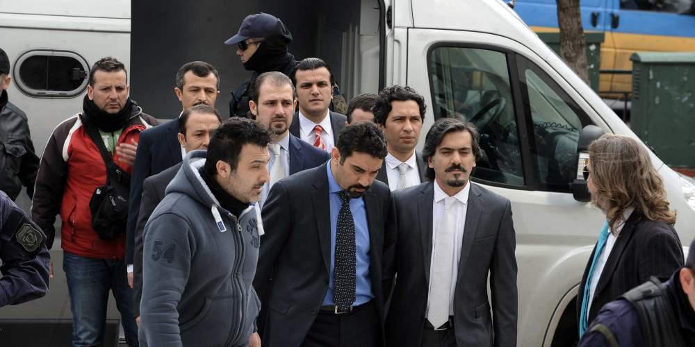 Το δικαστήριο αποφάσισε την κράτηση των «8» Τούρκων