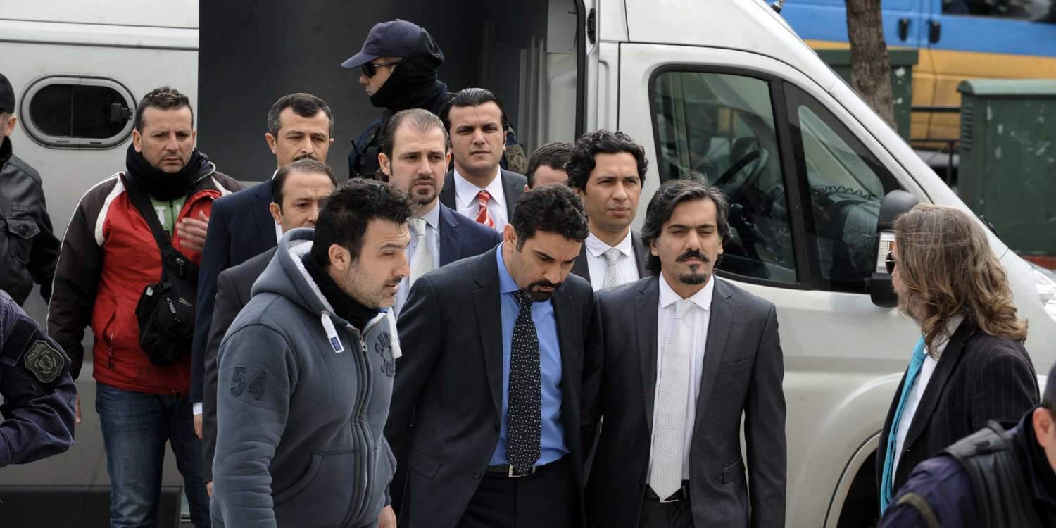 Το δικαστήριο αποφάσισε την κράτηση των «8» Τούρκων