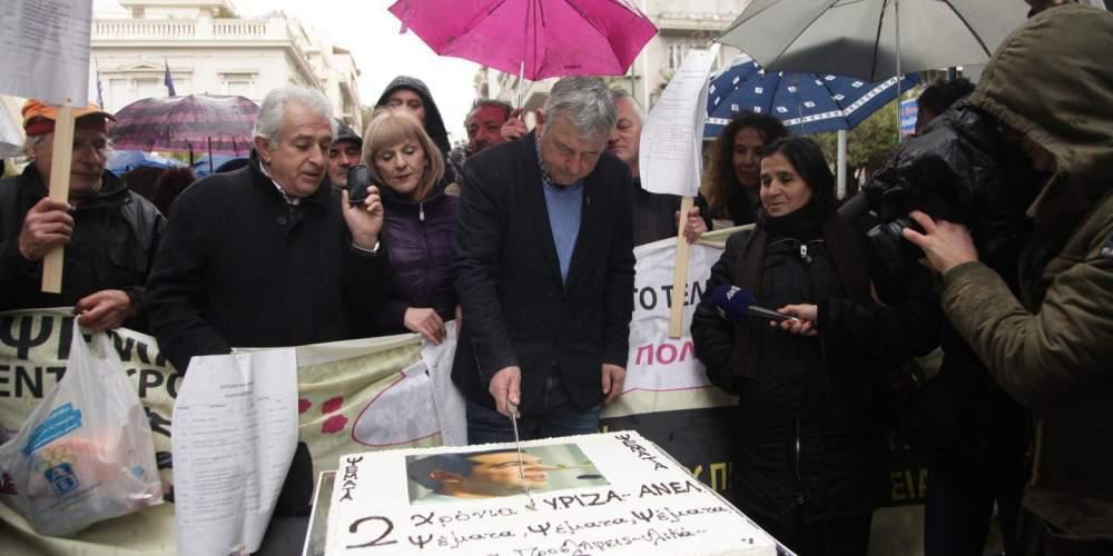 Η ΠΟΕΔΗΝ έκοψε τούρτα για τα δύο χρόνια ΣΥΡΙΖΑ στην εξουσία «μαζί» με τα ΜΑΤ [εικόνες & βίντεο]