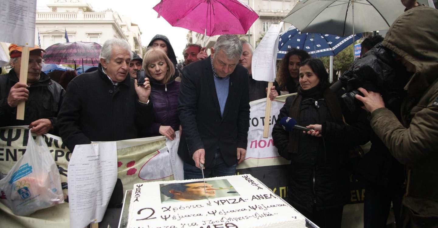 Η ΠΟΕΔΗΝ έκοψε τούρτα για τα δύο χρόνια ΣΥΡΙΖΑ στην εξουσία «μαζί» με τα ΜΑΤ [εικόνες & βίντεο]