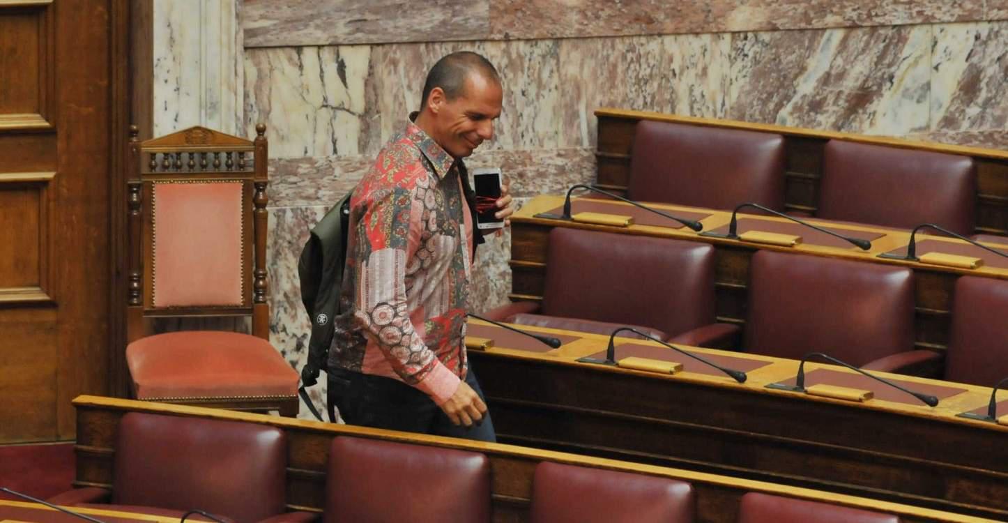 Πολιτικό «τσουνάμι» από τις αποκαλύψεις Βαρουφάκη για Τσίπρα και Grexit