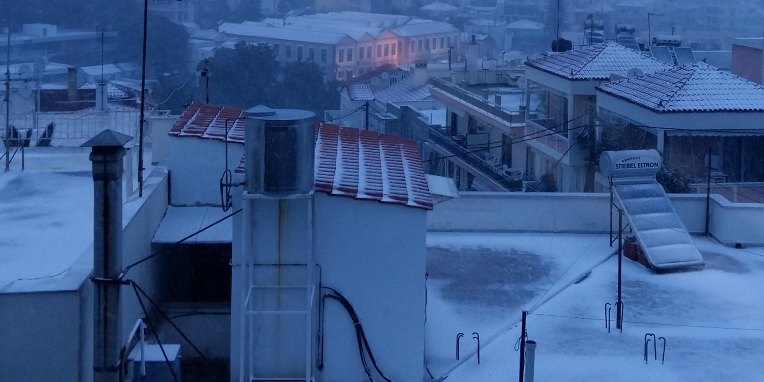 Στα «λευκά» η Μυτιλήνη – Σφοδρή η χιονόπτωση σε όλο το νησί