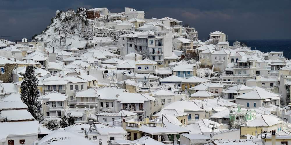 Τρεις νεκροί από τον χιονιά- Επιμένουν παγετός και προβλήματα