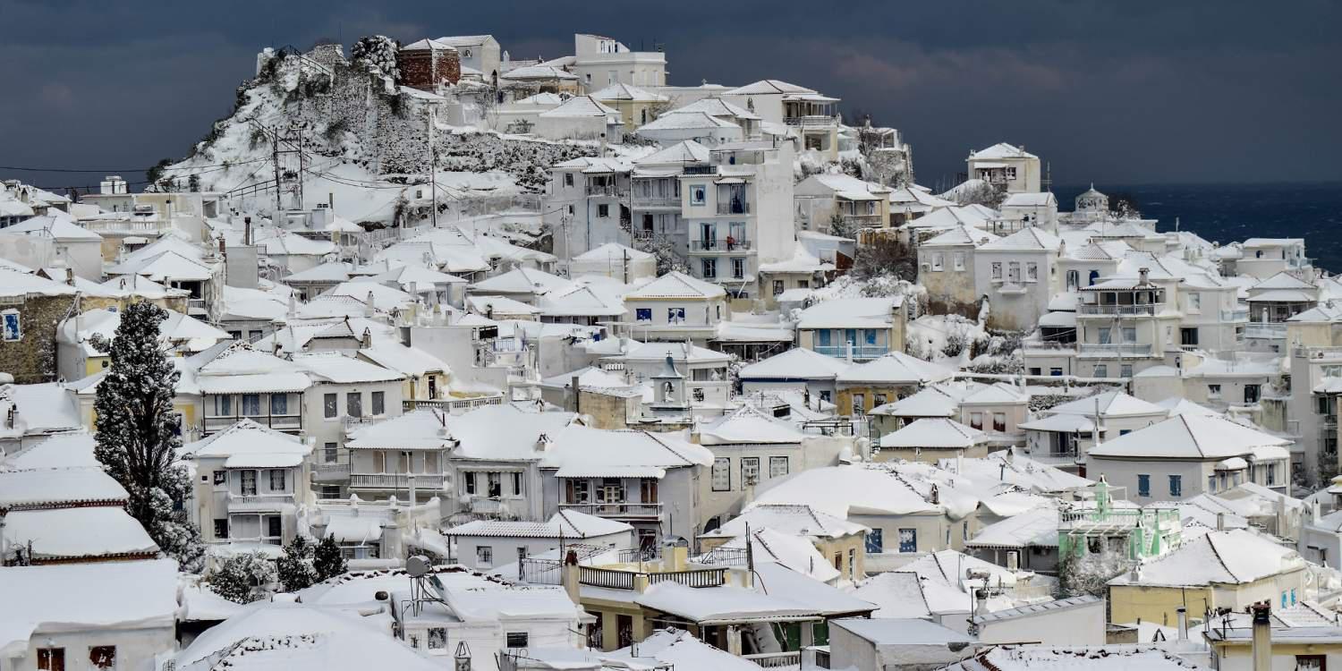 Τρεις νεκροί από τον χιονιά- Επιμένουν παγετός και προβλήματα