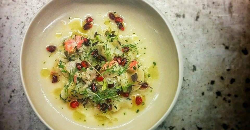 Ceviche με χτένια και μπαρμπούνι, γάλα «τίγρη», ρόδι και φινόκιο