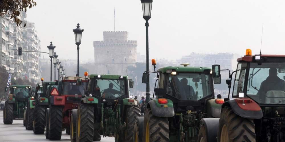 Με κόρνες και κροτίδες στο υπουργείο Μακεδονίας-Θράκης οι αγρότες [εικόνες & βίντεο]