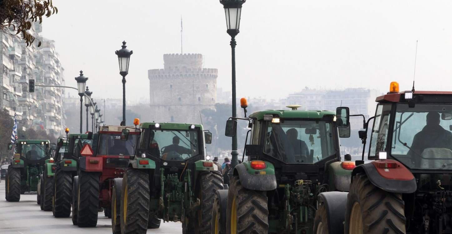 Με κόρνες και κροτίδες στο υπουργείο Μακεδονίας-Θράκης οι αγρότες [εικόνες & βίντεο]