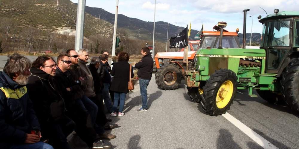 Επί ποδός πολέμου οι αγρότες – «Κόβουν» στα δύο την Ελλάδα με τα μπλόκα τους