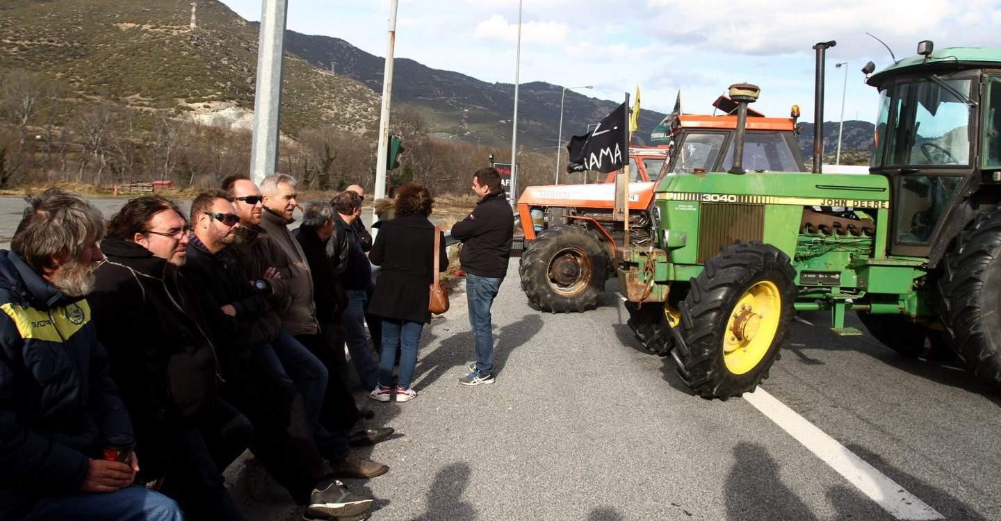 Επί ποδός πολέμου οι αγρότες – «Κόβουν» στα δύο την Ελλάδα με τα μπλόκα τους