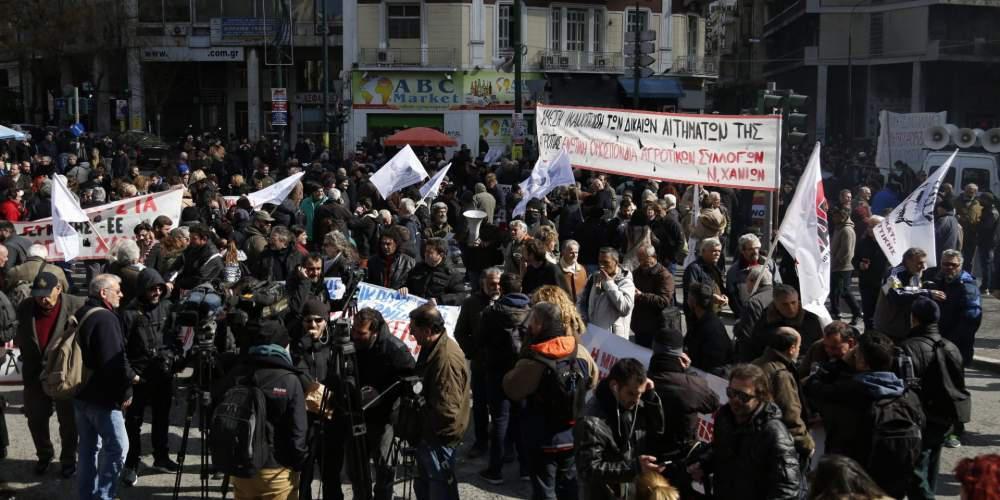 «Πλημμύρισε» η Αθήνα από τους αγανακτισμένους αγρότες – Κλειστοί οι δρόμοι στο κέντρο